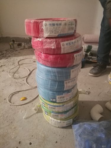 材料进场 好多卷电线，队长说可能还不够